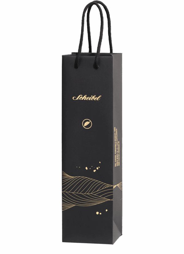 Schwarze Geschenktasche mit goldenen Schriftzügen und Wellenmuster.
