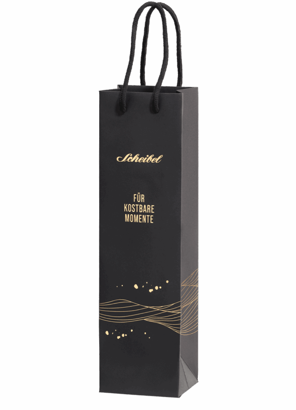 Schwarze Geschenktasche mit goldener Schrift und Wellenmuster auf der Vorderseite.